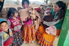 Tarahumara Familie bei einem Verkaufsstand