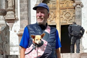 Rosalia, ein adoptierter Straßenhund von der Baja California, Mexiko, Februar 2023