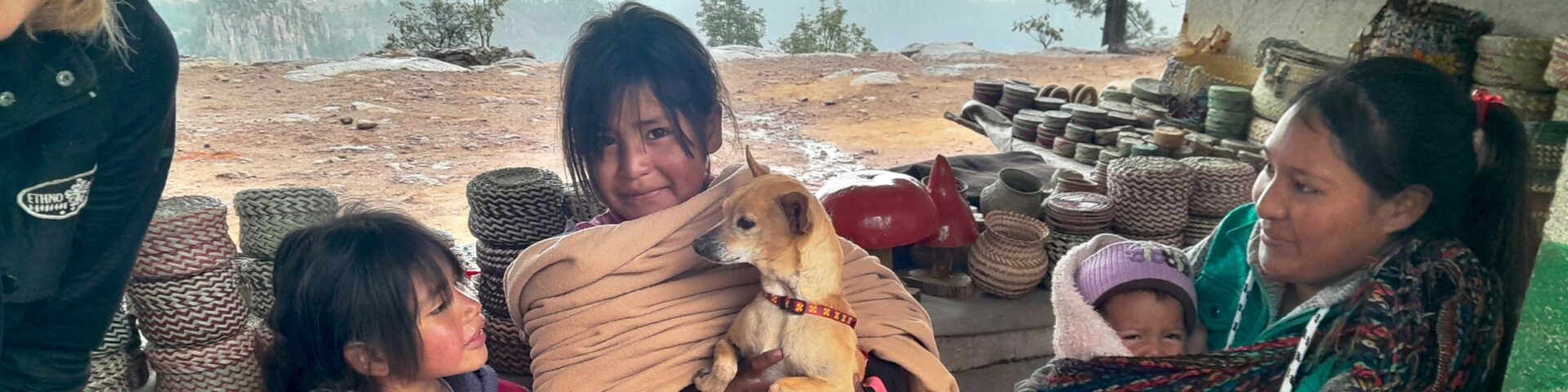 Tarahumara-Mädchen vor dem Postbus, Copper Canyon, Mexiko 2023