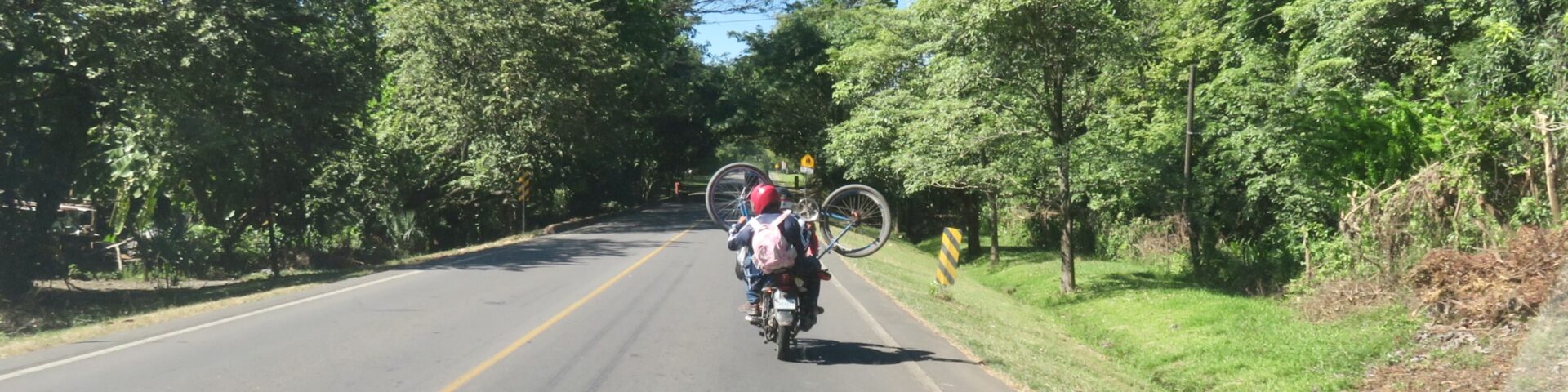 Motorrad mit Fahrrad, Transportmittel in Nicaragua 2024,